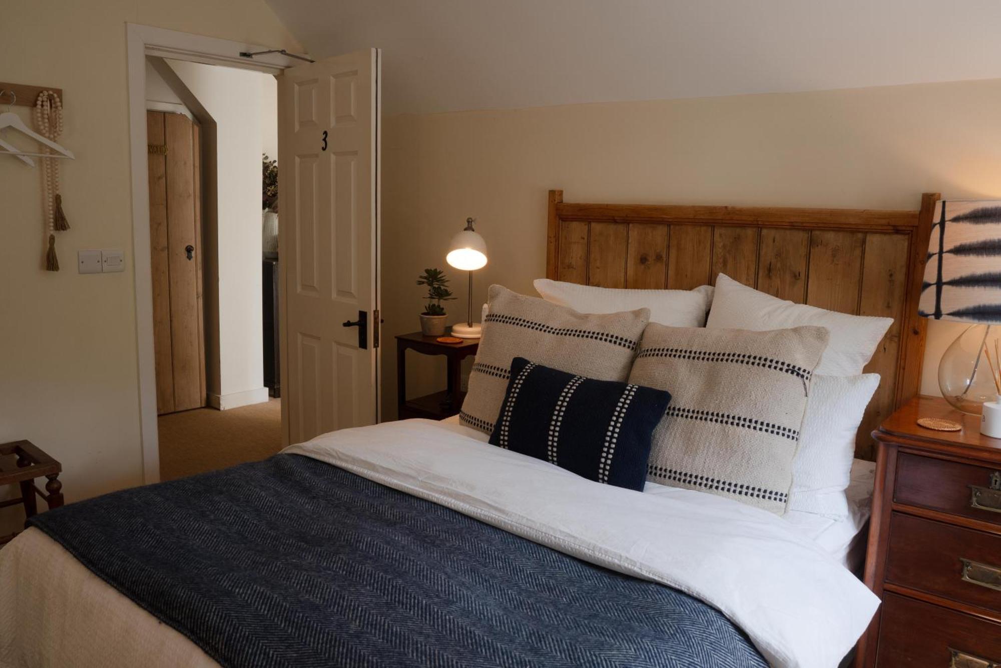 The Saxon Inn Child Okeford Bagian luar foto